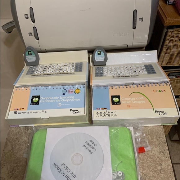 CRICUT CRV001 Personal Scrapbook Paper Craft Cutting Machine + Plus Extras - Picture 11 of 12